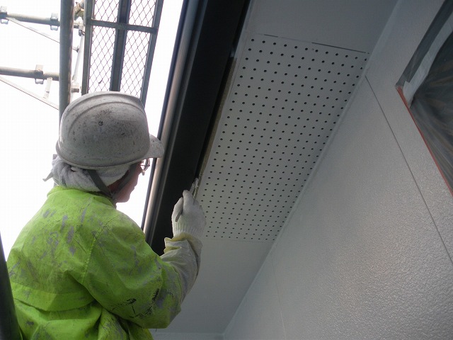 軒天塗装の様子